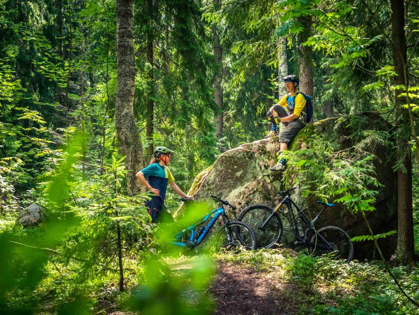E-FatBike experience in small groups - The itinerary rhythm: up to the hill, then back via winter trails