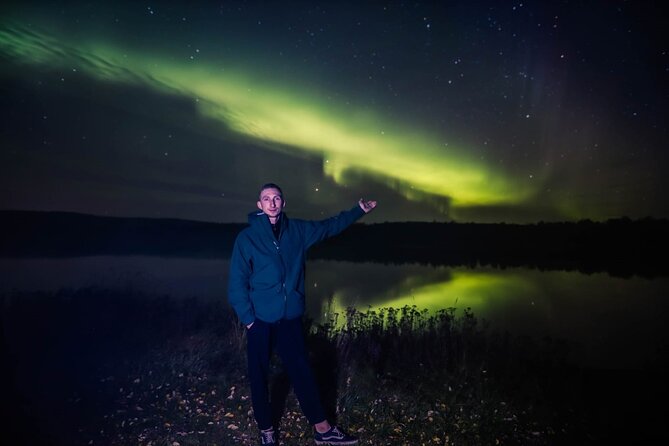 Northern lights hunting photo tour with bbq; small groups - Small-group vibes: better control, still real Arctic crowds sometimes