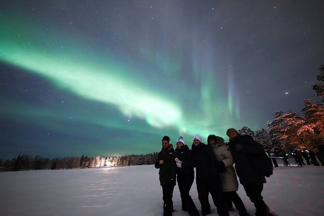 Rovaniemi: Northern Lights Pro Guaranteed - Unlimited Distance - Pickup, meeting point, and small-group feel at night