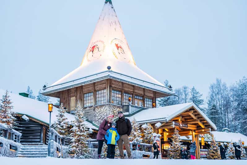 Rovaniemi: Private Pro Photoshoot in Santa Claus Village - From your hotel in Rovaniemi to Santa Claus Village