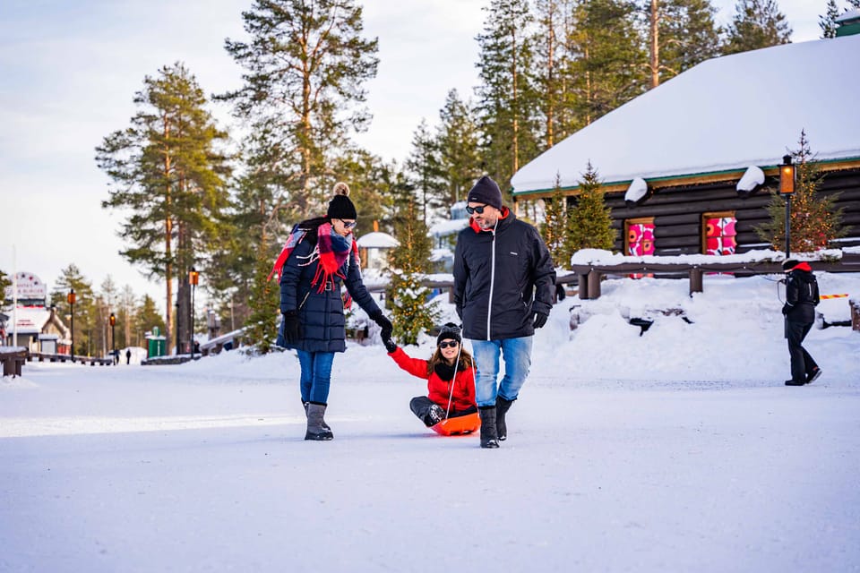 Rovaniemi: Private Pro Photoshoot in Santa Claus Village - How to get the best photos in cold weather (without overthinking it)
